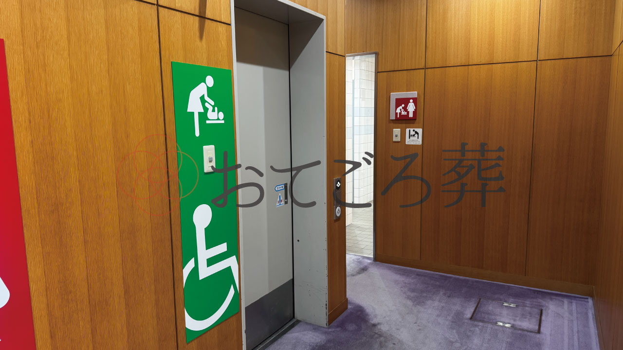 筑慈苑の多目的トイレ・おむつ替え台